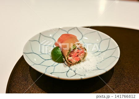 美しく盛り付けられた高級和食のシーフード前菜 美しく盛り付けられた高級和食のシーフード前菜 141766812