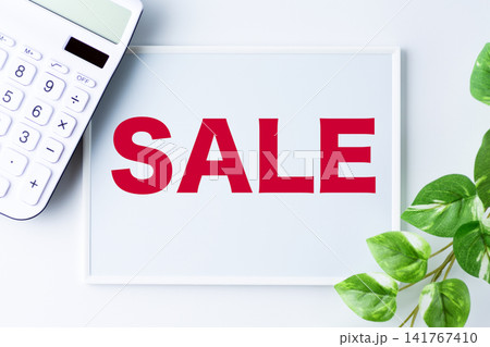 SALE(セール)の文字のホワイトボードと白い電卓 SALE(セール)の文字のホワイトボードと白い電卓 141767410