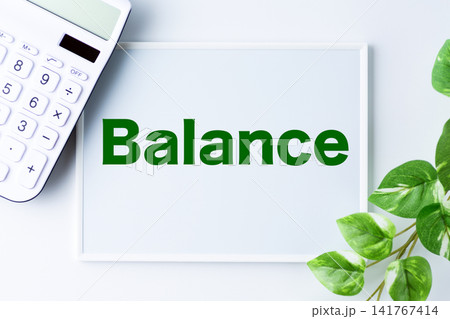 Balance(バランス)の文字のホワイトボードと白い電卓 Balance(バランス)の文字のホワイトボードと白い電卓 141767414