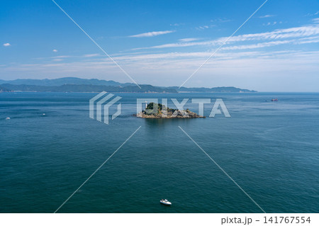 鳴門海峡沖に浮かぶ飛島 鳴門海峡沖に浮かぶ飛島 141767554
