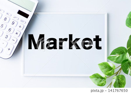 Market（マーケット）の文字のホワイトボードと白い電卓 141767650