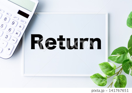 Return(リターン)の文字のホワイトボードと白い電卓 Return(リターン)の文字のホワイトボードと白い電卓 141767651