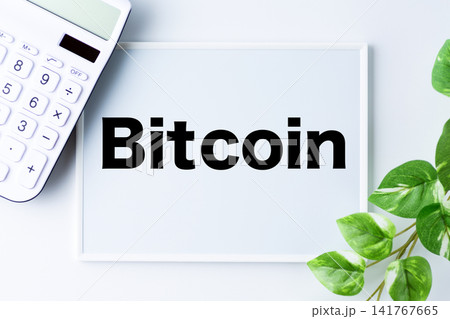Bitcoin(ビットコイン)の文字のホワイトボードと白い電卓 Bitcoin(ビットコイン)の文字のホワイトボードと白い電卓 141767665