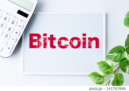 Bitcoin(ビットコイン)の文字のホワイトボードと白い電卓 Bitcoin(ビットコイン)の文字のホワイトボードと白い電卓 141767666