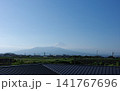 春の青空に映える山 141767696