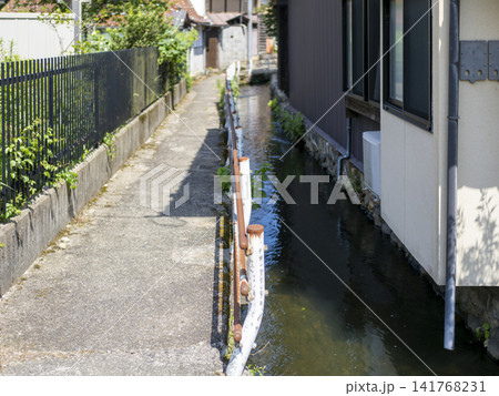 水路が通る八頭町の路地 水路が通る八頭町の路地 141768231