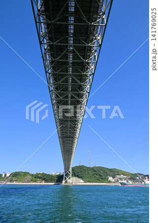 関門橋を真下から見上げた風景 141769025