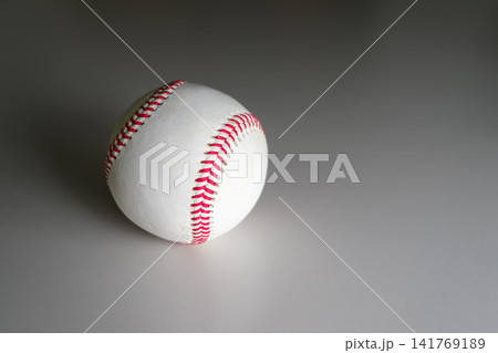スポットライトに照らされた野球ボール スポットライトに照らされた野球ボール 141769189