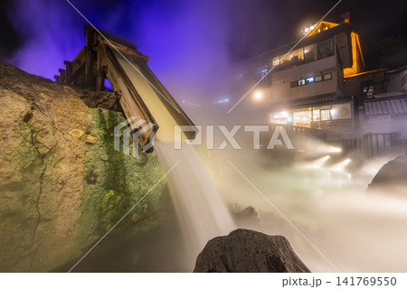 草津温泉の湯畑 夜景 草津温泉の湯畑 夜景 141769550
