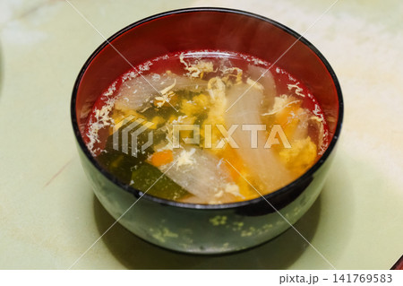 わかめと玉ねぎを入れたふんわり卵スープ 141769583