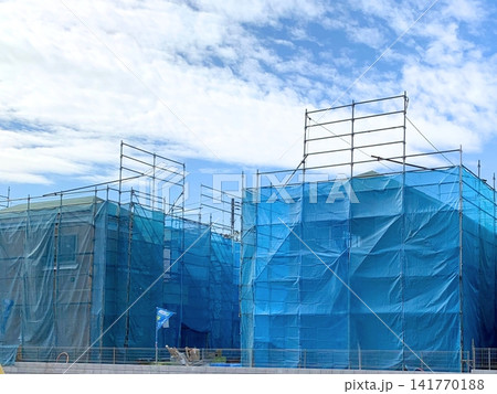 建設中の新築住宅と足場のある住宅街の風景 建設中の新築住宅と足場のある住宅街の風景 141770188