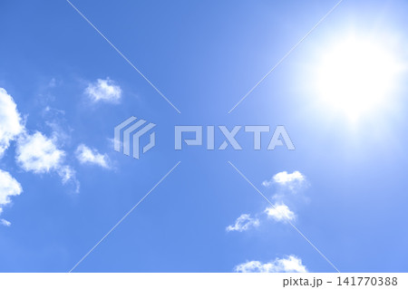 9月の青空に輝く太陽と白い雲の背景素材 横浜 9月の青空に輝く太陽と白い雲の背景素材 横浜 141770388