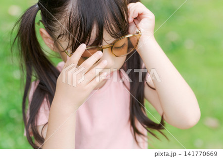 サングラスをかける少女 141770669