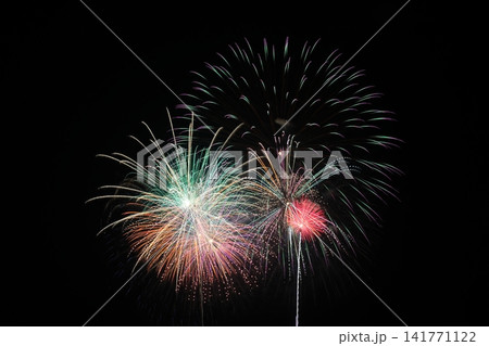 夜空に咲く花火 夜空に咲く花火 141771122