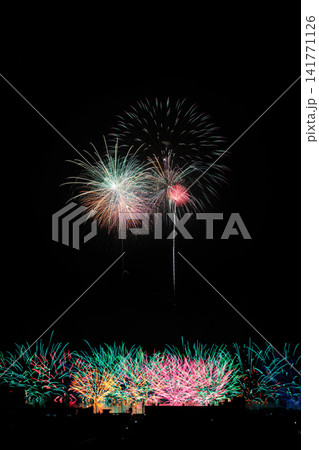 夜空に咲く花火 夜空に咲く花火 141771126