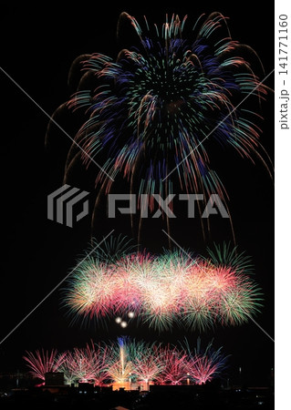 夜空に咲く花火 夜空に咲く花火 141771160
