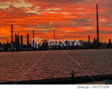 真紅の夕焼けに染まる工場夜景 真紅の夕焼けに染まる工場夜景 141771236