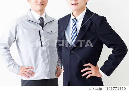 リクルートスーツを着た若い男性と作業服のミドル男性 リクルートスーツを着た若い男性と作業服のミドル男性 141771330