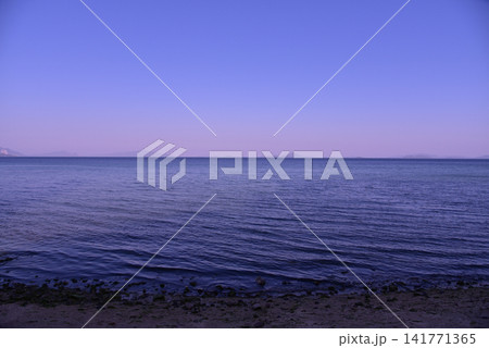 幻想的な雰囲気の風景 海辺からの眺め 抽象風景 水平線 背景素材 幻想的な雰囲気の風景 海辺からの眺め 抽象風景 水平線 背景素材 141771365