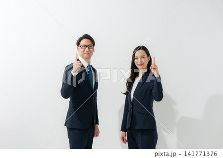ビジネス　男性　女性	 141771376