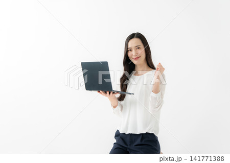 女性　パソコン	 141771388