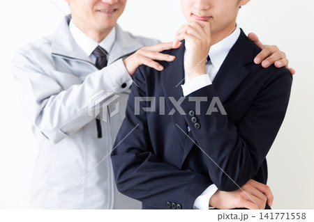 悩むリクルートスーツを着た若い男性と若手に期待する作業服のミドル男性 悩むリクルートスーツを着た若い男性と若手に期待する作業服のミドル男性 141771558