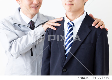 悩むリクルートスーツを着た若い男性と若手に期待する作業服のミドル男性 悩むリクルートスーツを着た若い男性と若手に期待する作業服のミドル男性 141771559