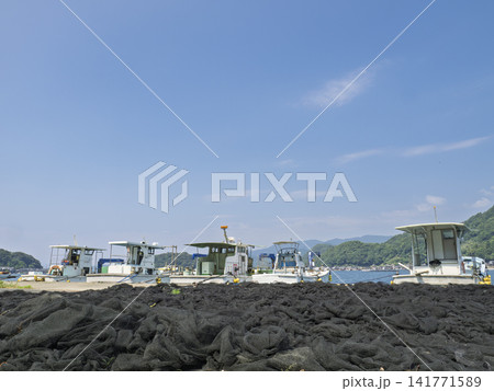青空広がる港と並ぶ漁船、静かな出港の刻 青空広がる港と並ぶ漁船、静かな出港の刻 141771589