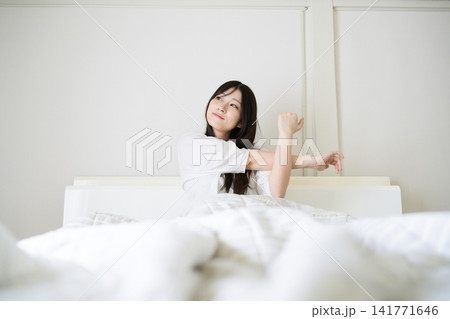 ベッドでストレッチをする日本人女性 141771646