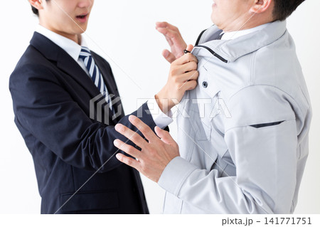 逆ギレするリクルートスーツを着た若い男性と怯える作業服のミドル男性 141771751