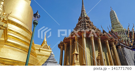 黄金色に輝く仏塔（エメラルド寺院） 141771760
