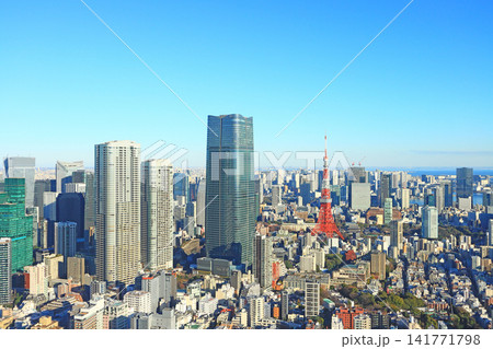 東京都港区、東京タワーと麻布台ヒルズ森JPタワーの風景 141771798