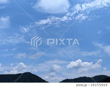 夏空に広がる雄大な積雲と青空の風景 141772019