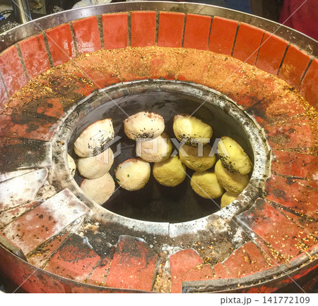 台湾名物・胡椒餅を窯で焼く様子　夜市の屋台グルメ 141772109