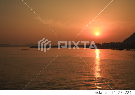 港に沈む夕日 港に沈む夕日 141772224