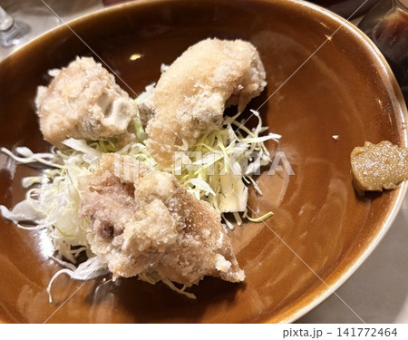 居酒屋メニュー 豚足の唐揚げと千切りキャベツ、柚子胡椒 居酒屋メニュー 豚足の唐揚げと千切りキャベツ、柚子胡椒 141772464