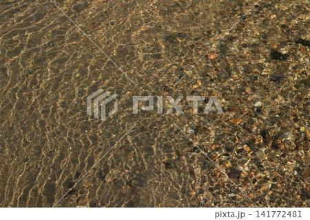 川の中、水面 141772481