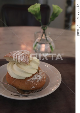 スウェーデンの伝統菓子セムラ、カフェにて スウェーデンの伝統菓子セムラ、カフェにて 141772912