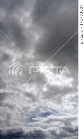 雲多き空(縦構図) 雲多き空(縦構図) 141773007