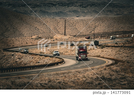 アリゾナ州の広大な砂漠地帯を走るハイウェイと車列のロードサイド風景 アリゾナ州の広大な砂漠地帯を走るハイウェイと車列のロードサイド風景 141773091