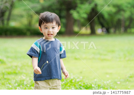 公園で遊ぶ男の子 公園で遊ぶ男の子 141775987