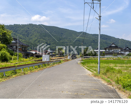 鉄道と道路が並ぶ鳥取県八頭郡八頭町の風景 鉄道と道路が並ぶ鳥取県八頭郡八頭町の風景 141776120