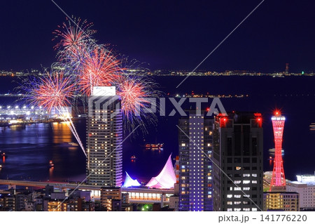 神戸港(兵庫県神戸市)夜景の中に上がる花火 神戸港(兵庫県神戸市)夜景の中に上がる花火 141776220