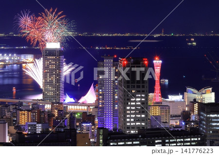 神戸港(兵庫県神戸市)夜景の中に上がる花火 神戸港(兵庫県神戸市)夜景の中に上がる花火 141776223