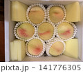 きれいな桃 141776305