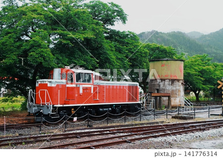 レトロな給水塔が残る若桜鉄道_若桜駅に佇むDD16-7号機 レトロな給水塔が残る若桜鉄道_若桜駅に佇むDD16-7号機 141776314
