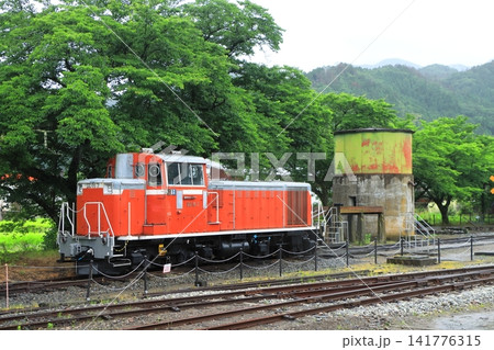 レトロな給水塔が残る若桜鉄道_若桜駅に佇むDD16-7号機 141776315