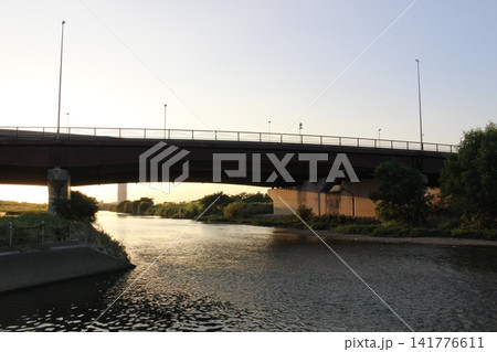 夕日に照らされる橋 夕日に照らされる橋 141776611