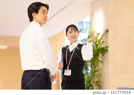 医療　案内をしているスタッフ　撮影協力：学校法人電波学園東京電子専門学校 141777054