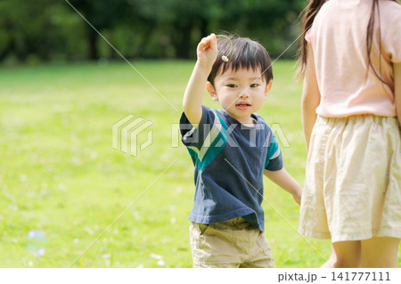 公園で遊ぶ子どもたち 公園で遊ぶ子どもたち 141777111